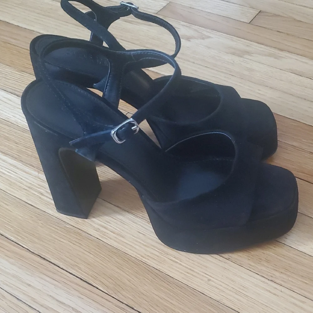 Steve Madden Black Block Heel Sandals - Picture 2 of 11